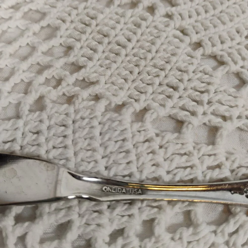 Oneida USA master butter knife Wordsworth pattern circa 1990s floral scroll patt